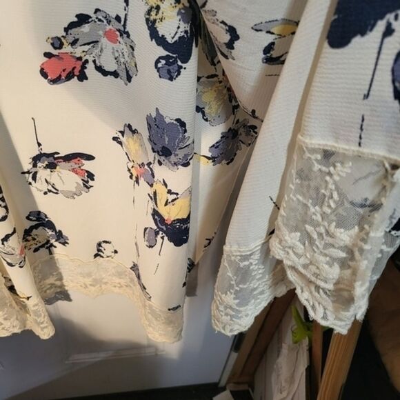 Maurices long‎ length floral kimono with embroidered lace and crochet fringe - Picture 7 of 9